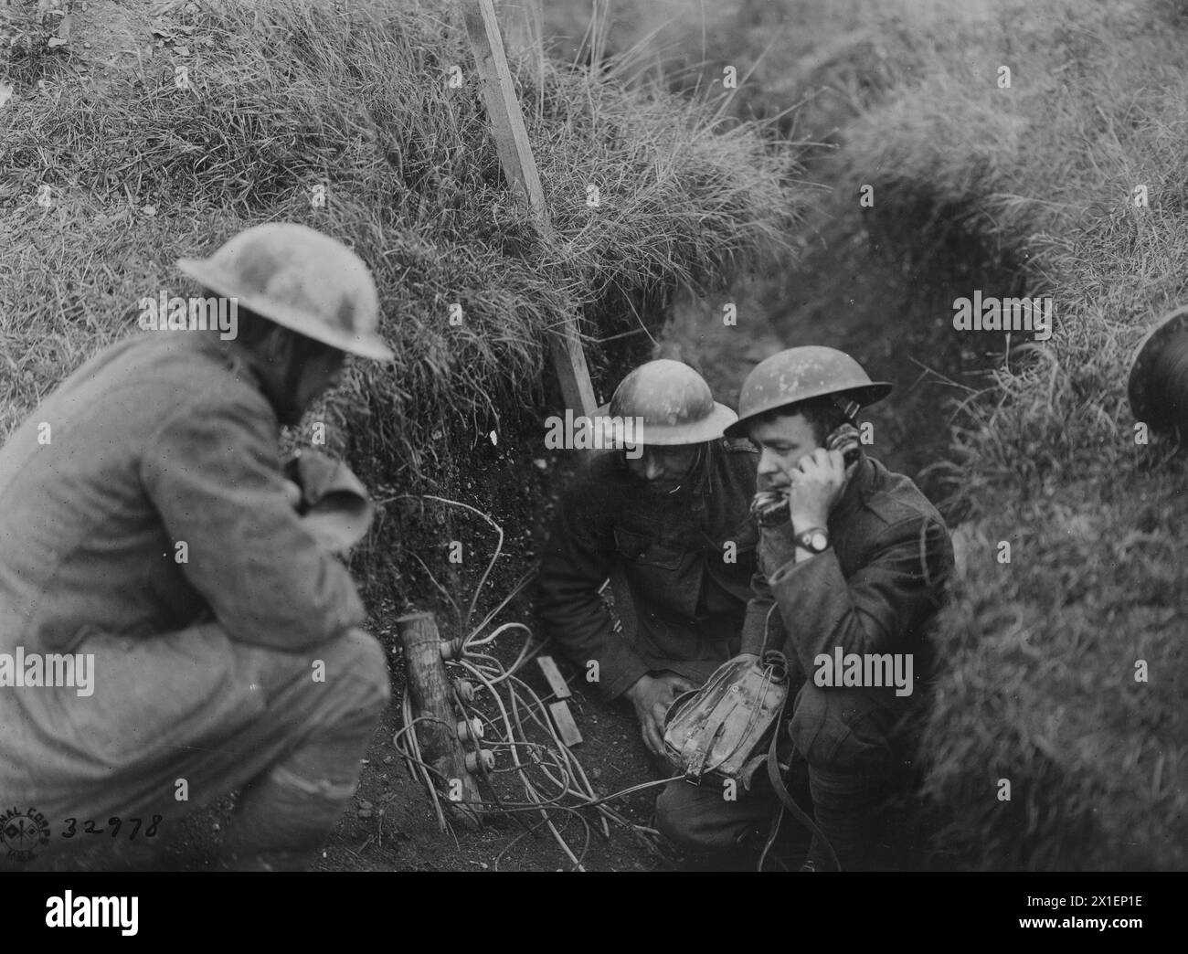 Membri del 101st Signal Battalion, 26th Division, test su fili in una trincea, Ravine de Parfonde Vaux, Meuse, France CA. 1918 Foto Stock