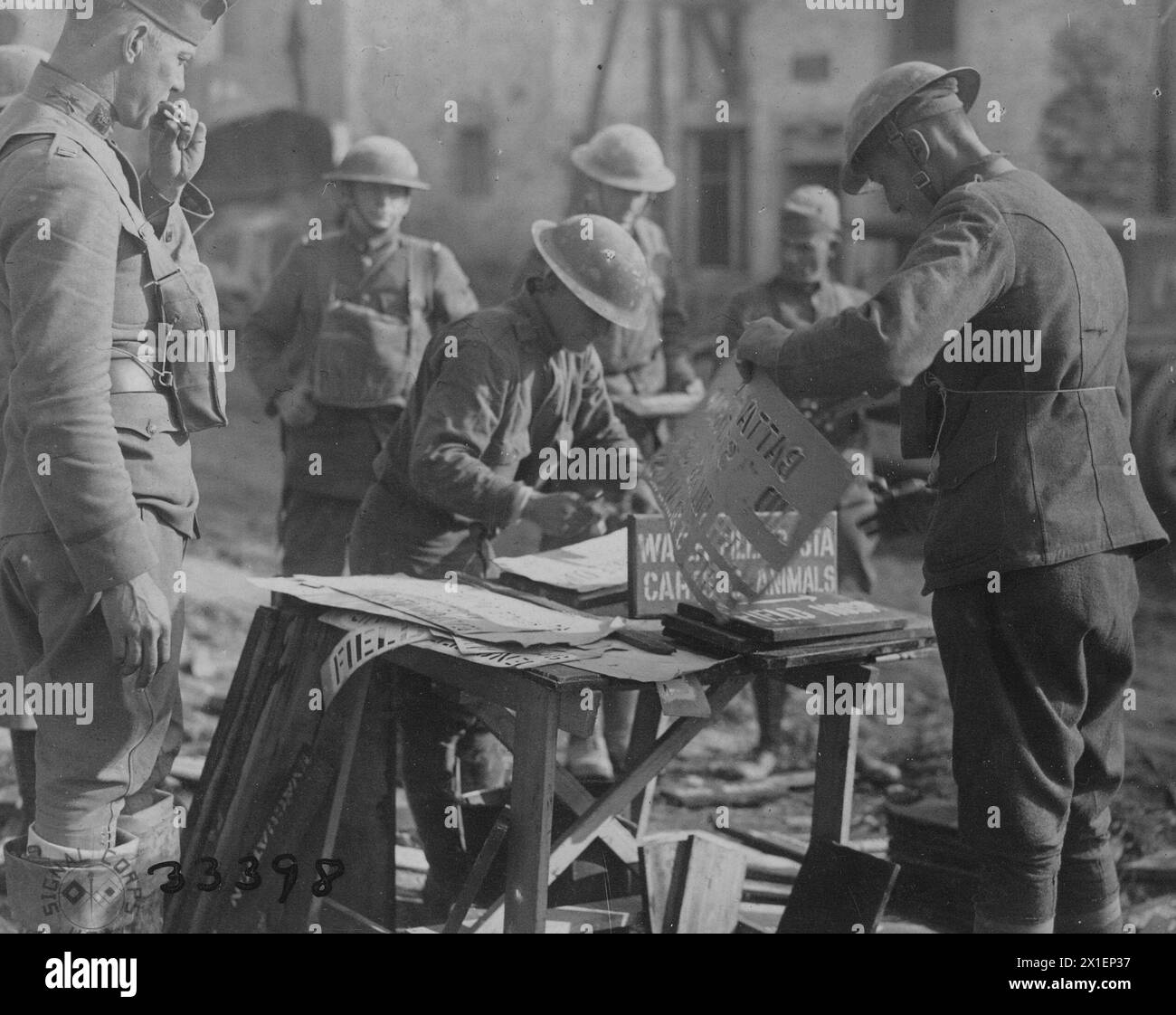 Un soldato usa uno stencil per fare i segnali stradali CA. 1918 Foto Stock