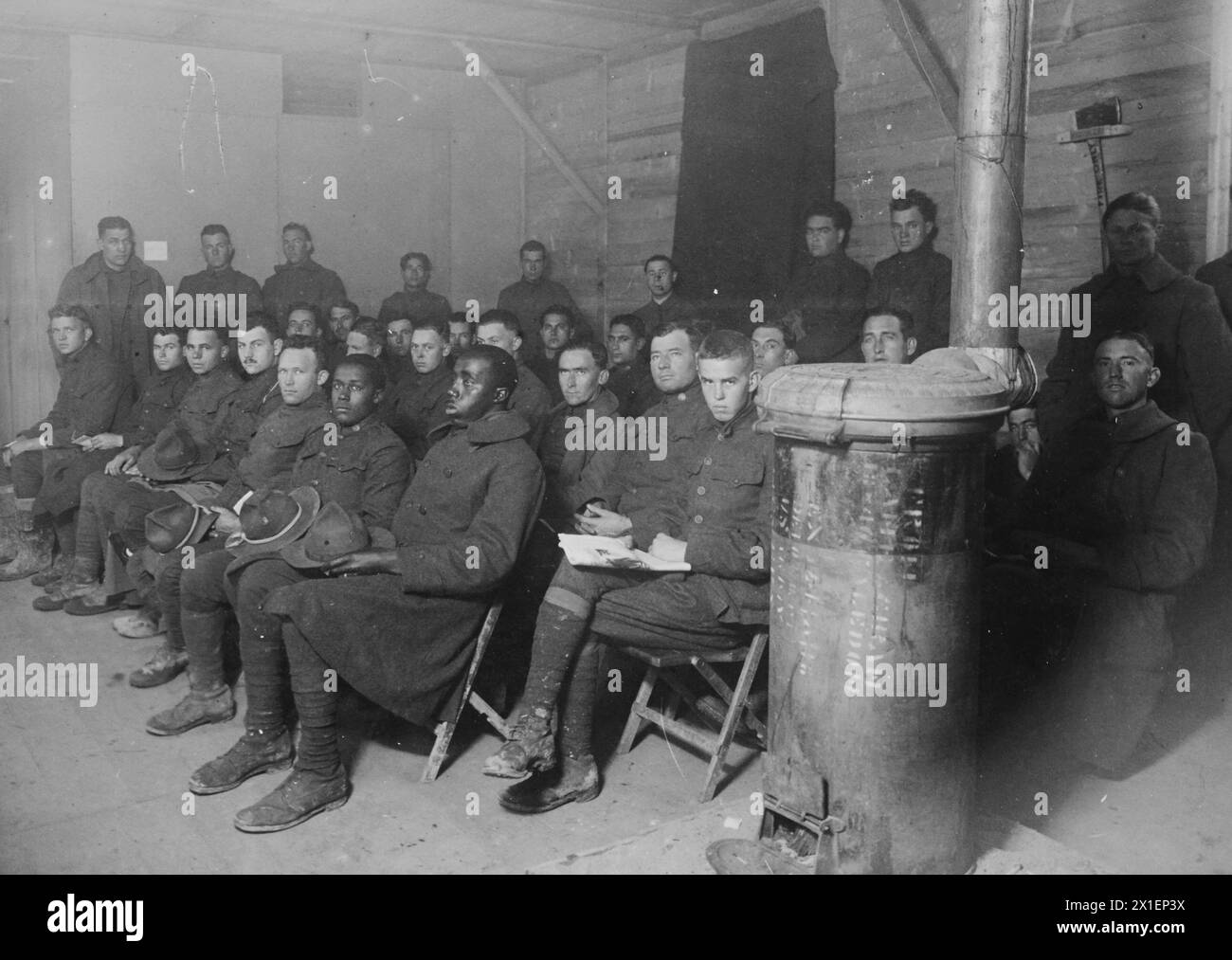 Pazienti in una sala d'attesa di infermeria dentale a St. Aignan Camp Hospital; Loir et Cher, Francia ca. 1918 Foto Stock