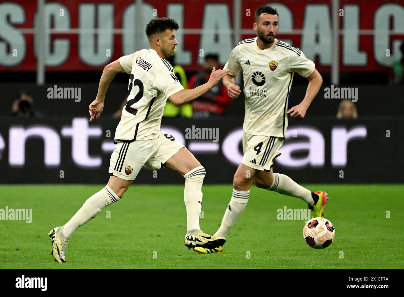 Stephan El Shaarawy e Bryan Cristante di AS Roma in azione durante la partita di calcio Europa League tra AC Milan e AS Roma allo stadio San Siro di Milano, 11 aprile 2024. Foto Stock