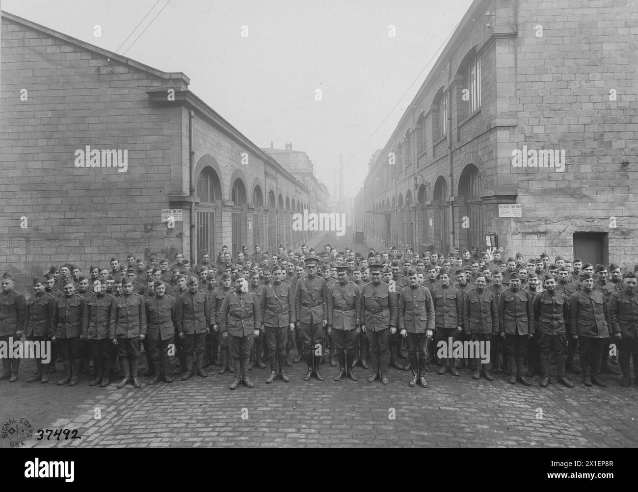 Il personale e gli ufficiali arruolati posano per una foto allo stabilimento di stampa Dupont di Clichy, Francia, CA. 1918 Foto Stock