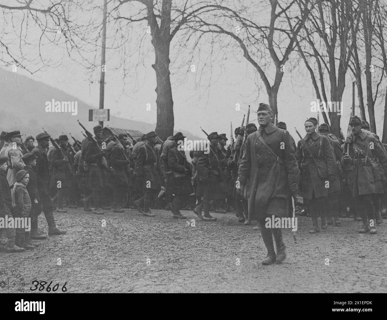 I soldati statunitensi del 165th Infantry cominciarono una marcia attraverso il territorio tedesco, vicino a Wallendorf CA. 1918 Foto Stock
