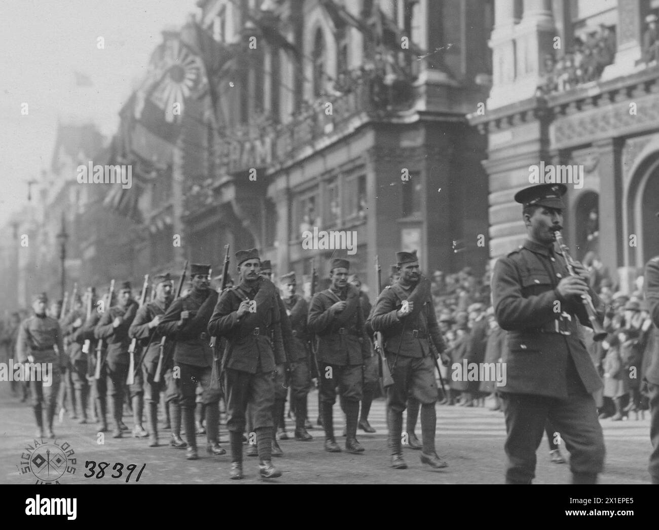 I soldati serbi marciano durante lo spettacolo del Lord Mayor a Londra Inghilterra ca. 1918 Foto Stock