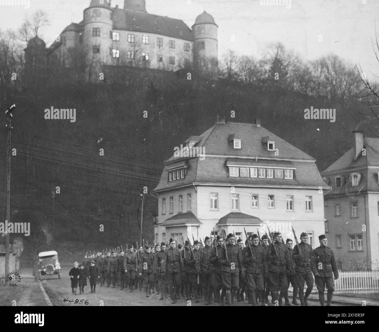 I soldati della 26a fanteria, prima divisione, partirono da Montabaur in Germania per una breve esercitazione. 1919 Foto Stock