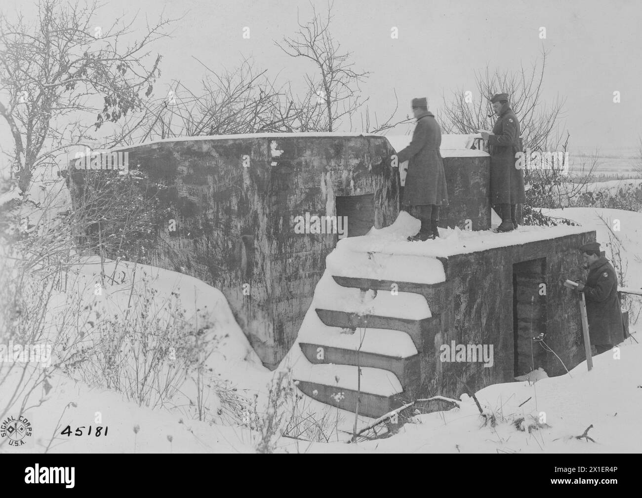 Dugout di cemento tedesco con una piccola postazione di cannoni sulla parte superiore. St Maurice, Meuse, Francia CA. Febbraio 1919 Foto Stock