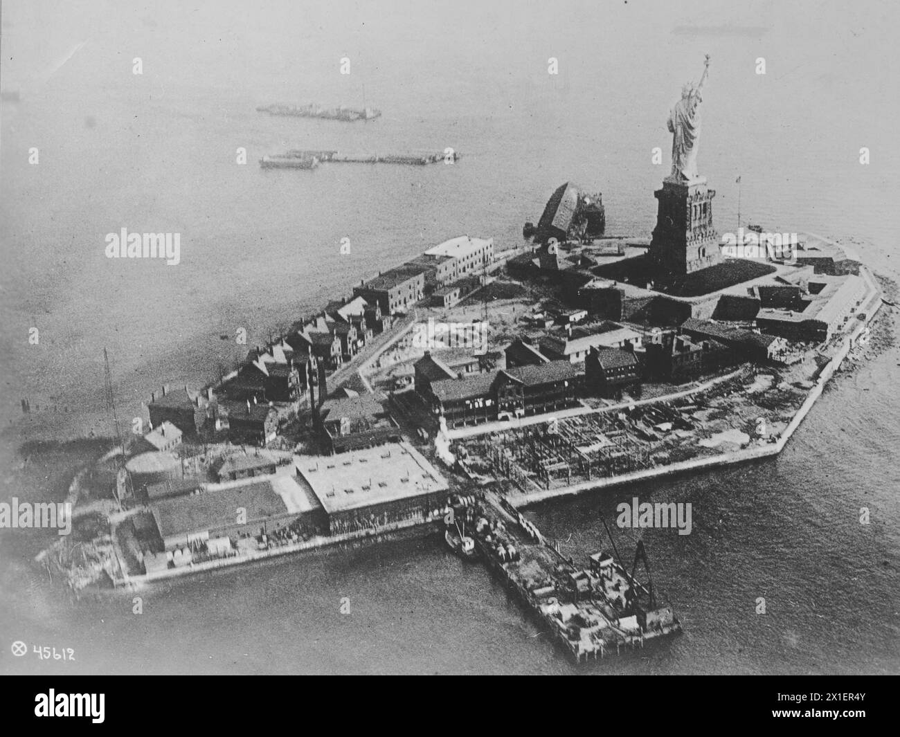 Vista aerea dell'isola di Bedloe. New York Harbor CA. 1918-1933 (rinominata Liberty Island nel 1956 Foto Stock