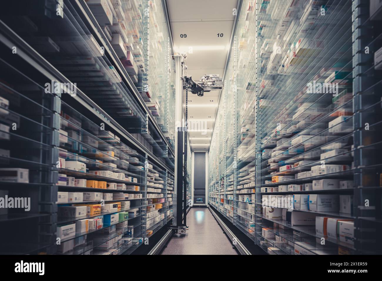 Le fotografie di un magazzino di farmacia e di una mano robot stanno organizzando e conservando farmaci in una farmacia. Foto Stock