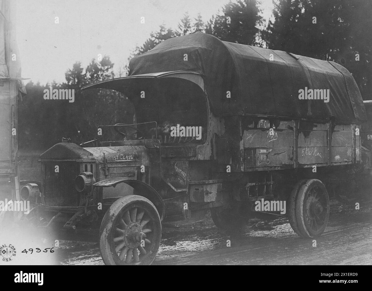 Un camion Pierce Arrow catturato dai tedeschi dagli inglesi fu poi consegnato agli americani dopo la firma dell'armistizio. Visto qui a Norschbach, Germania, ca. 1918 Foto Stock