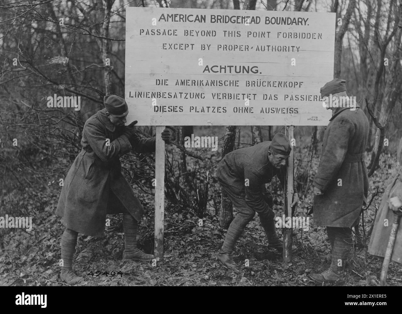 CARTELLO INDICANTE LA ZONA NEUTRALE e l'avamposto più lontano dell'esercito americano di occupazione. Secondo i termini dell'armistizio. Il cartello recita: "Confine della testa di ponte americana, passaggio oltre questo punto vietato tranne che da un'autorità adeguata" ca. Dicembre 1918 Foto Stock