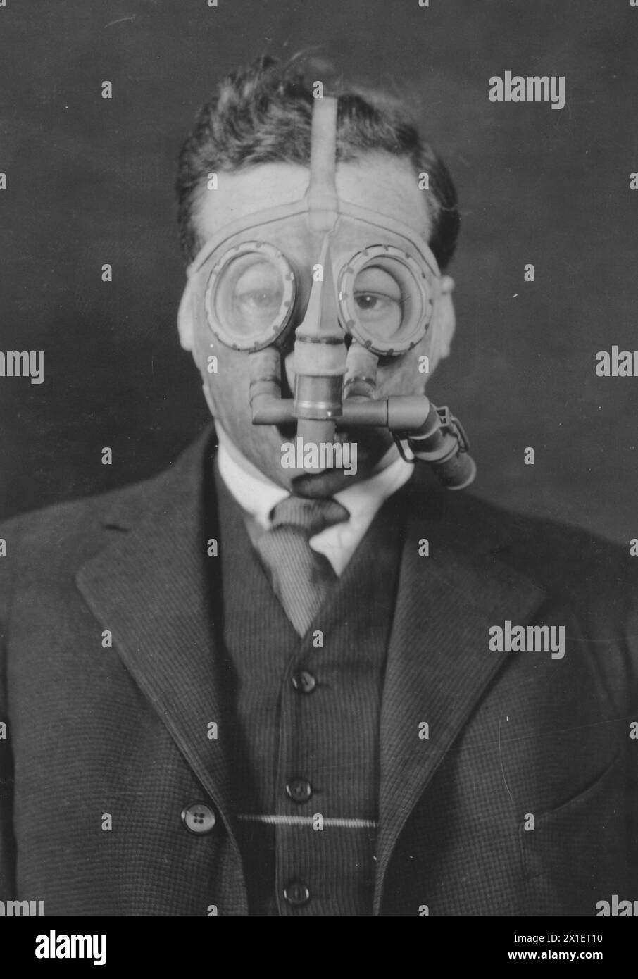 Vista frontale di un uomo che indossa una maschera tosspot francese con ingresso laterale di tipo CA. 1918-1919 Foto Stock