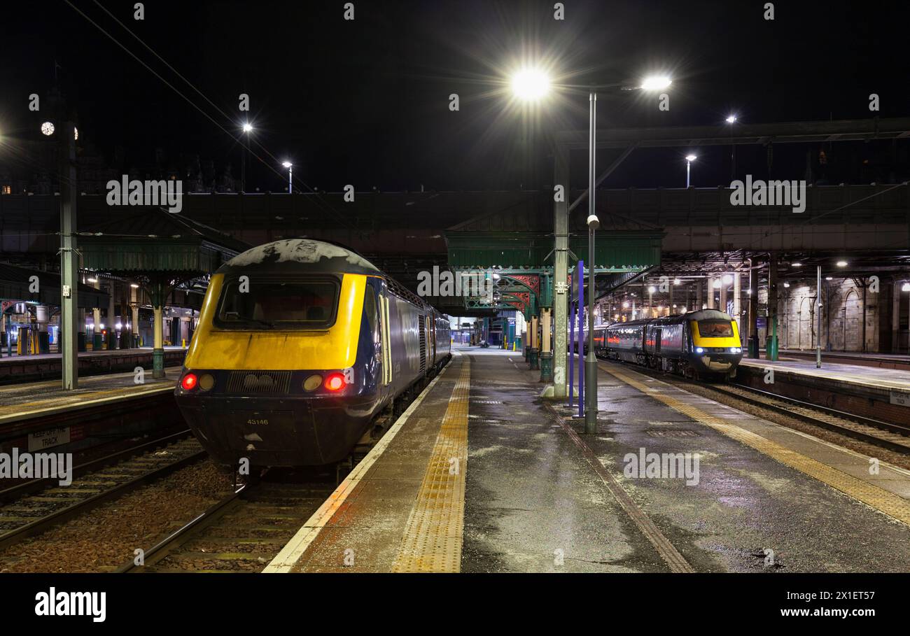 2 treni Scotrail Inter7City in attesa alla stazione ferroviaria di Edinburgh Waverley nelle prime ore del mattino Foto Stock