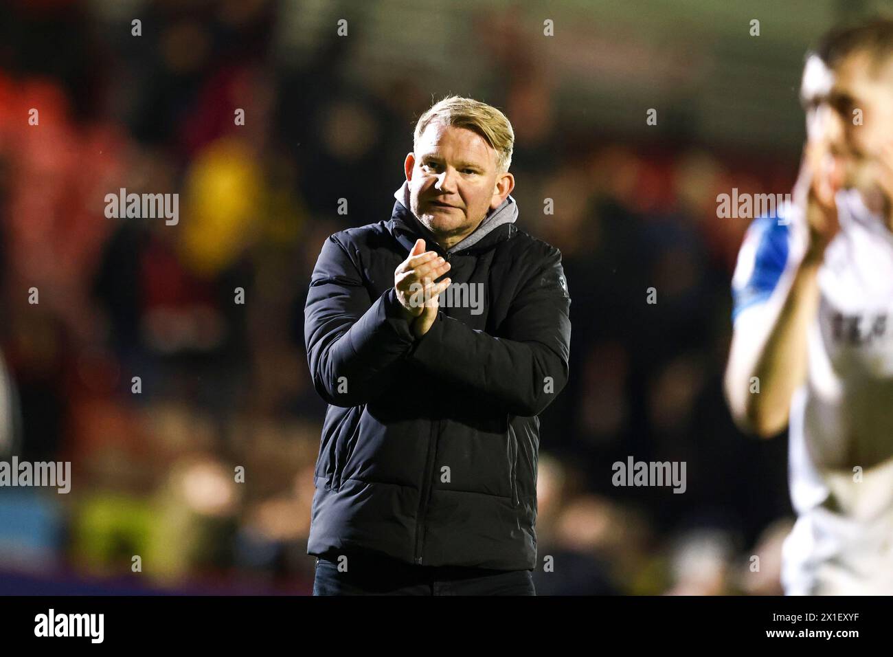 Pete Wild manager della Barrow AFC ringrazia a tempo pieno i tifosi in trasferta durante la partita della Sky Bet League 2 tra Crawley Town e Barrow al Broadfield Stadium di Crawley martedì 16 aprile 2024. (Foto: Tom West | mi News) crediti: MI News & Sport /Alamy Live News Foto Stock