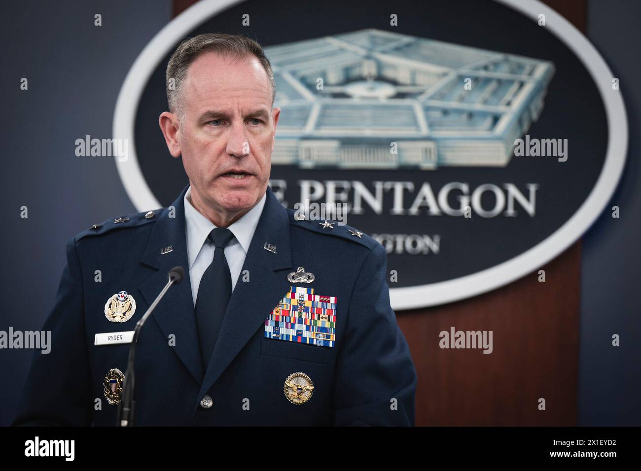 Arlington, Stati Uniti d'America. 28 novembre 2023. Arlington, Stati Uniti d'America. 28 novembre 2023. Pentagon Press Secretary Air Force Brig. Il generale Pat Ryder risponde a una domanda di un giornalista durante un briefing stampa al Pentagono, 16 aprile 2024, ad Arlington, Virginia. Crediti: Chad McNeeley/DOD/Alamy Live News Foto Stock