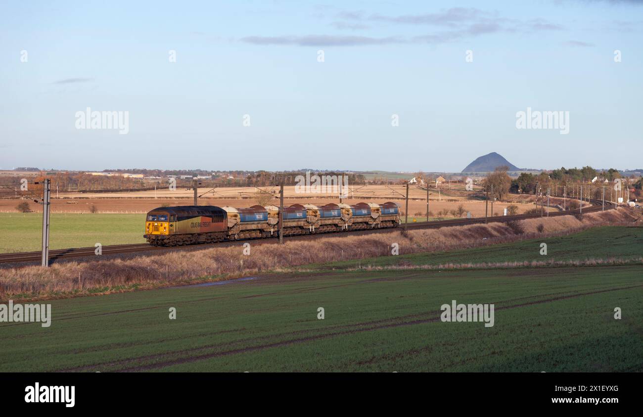 Locomotiva diesel Colas Rail Freight classe 56 56078 sulla linea principale della costa orientale con ingegneri di tramogge di zavorra Foto Stock