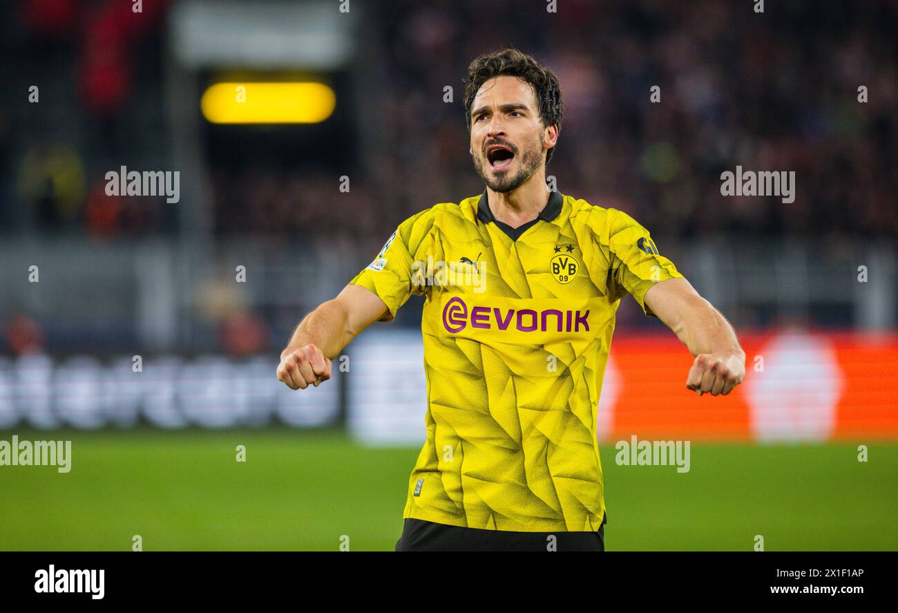 Dortmund, Germania. 16 aprile 2024. Giubilo finale: Mats Hummels (BVB) Borussia Dortmund - Atletico Madrid 16.04.2024 Copyright (nur für journalistische Zwecke) di : Moritz Müller, Wilhelm-Raabe-Str.18, 40470 Düsseldorf. Tel. 0211-13954918. MB.: 0176-81034275; zzgl. Onorare 7% + Belegexemplar; Commerzbank, Konto: 3813045, BLZ: 30040000; IBAN: DE49 3004 0000 0381 3045 00; Finanzamt Düsseldorf-Nord, Steuernummer: 105/5193/1677 Foto Stock