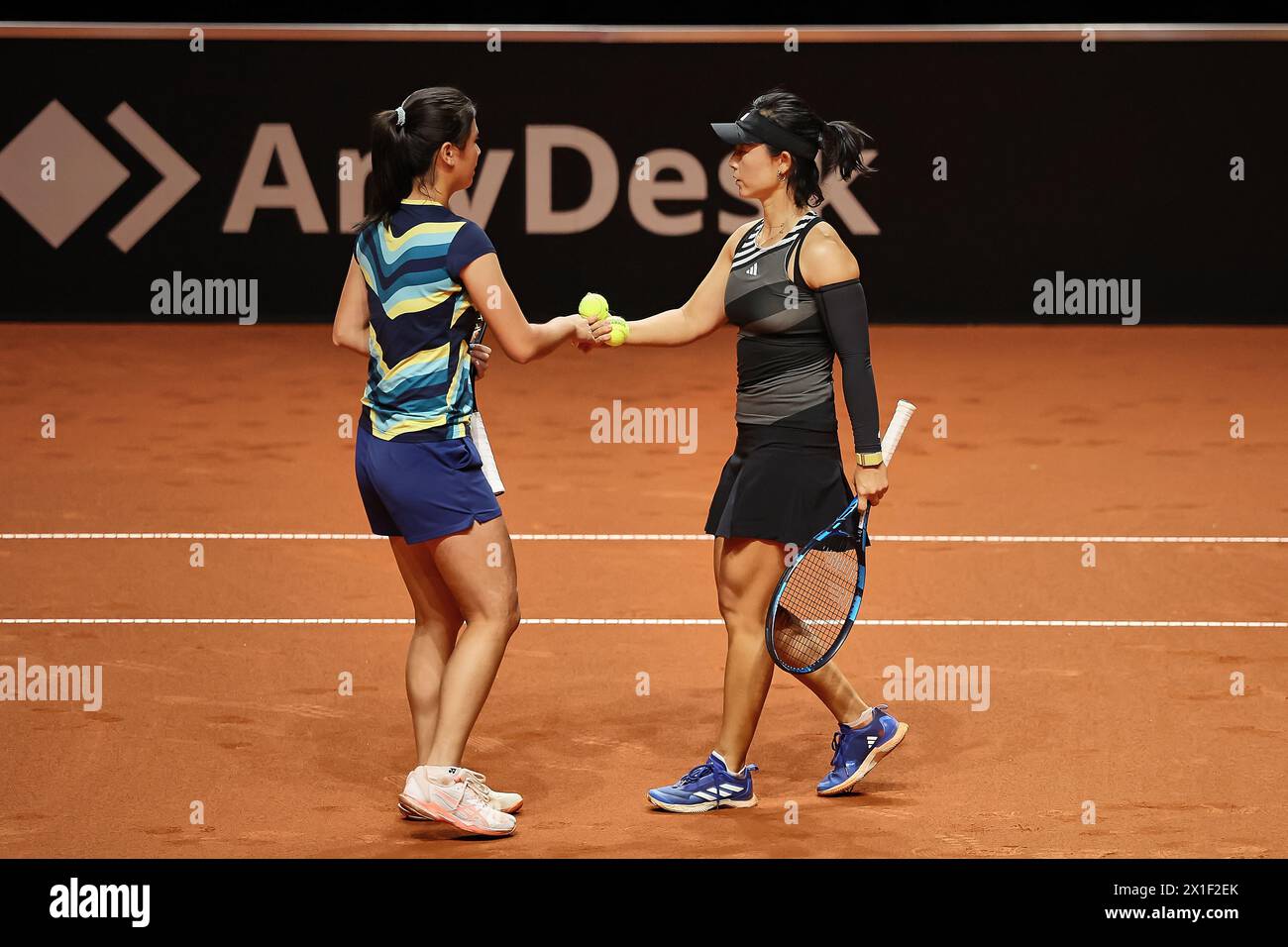 Stoccarda, Baden-Wuerttemberg, Germania. 16 aprile 2024. Fang-Hsien Wu (TPE), Yifan Xu (CHN) durante il 47. Porsche Tennis Grand Prix Stuttgart - WTA500 (immagine di credito: © Mathias Schulz/ZUMA Press Wire) SOLO PER USO EDITORIALE! Non per USO commerciale! Foto Stock