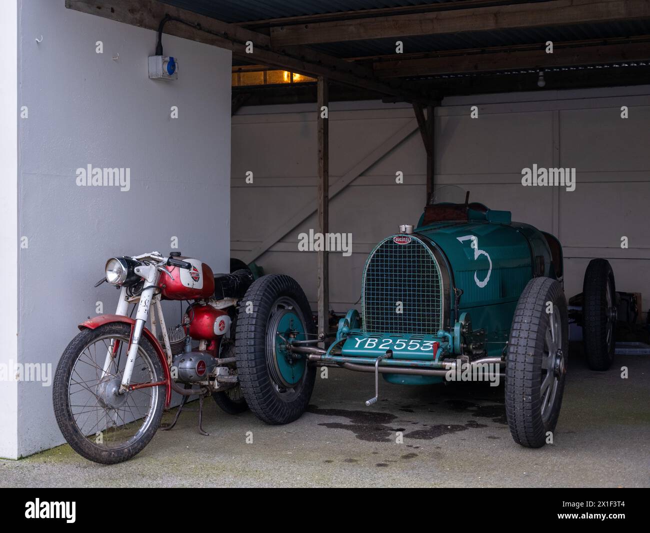 Aprile 2024 - classica moto italiana e Bugatti tipo 54 al 81° Meeting dei Soci a Goodwood Foto Stock