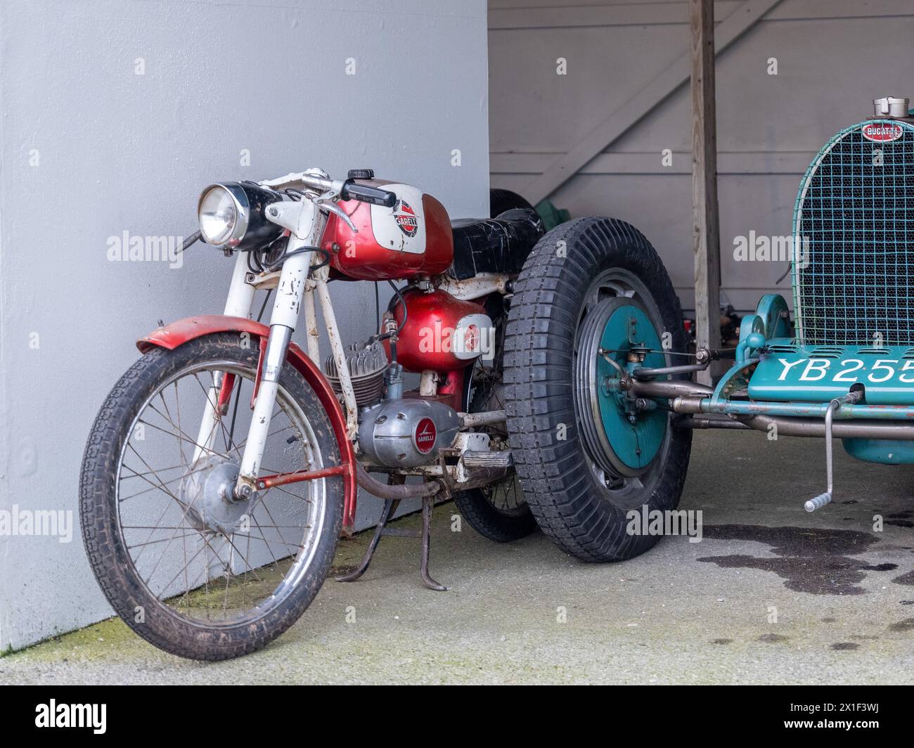 Aprile 2024 - classica moto italiana e Bugatti tipo 54 al 81° Meeting dei Soci a Goodwood Foto Stock