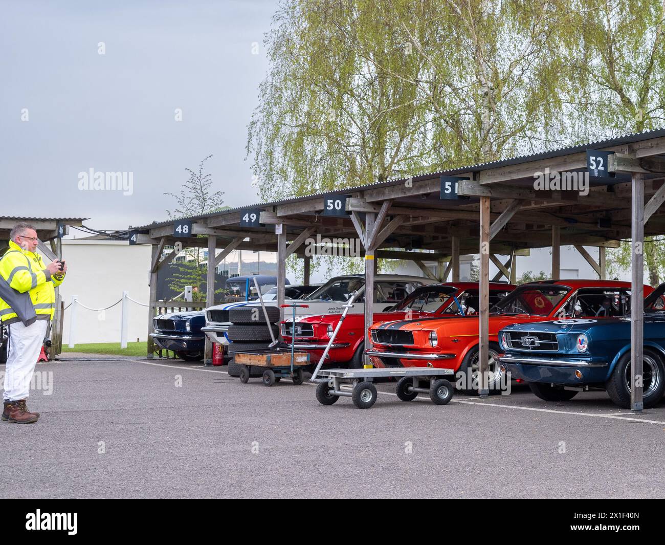 Aprile 2024 - raccolta di auto da corsa Ford Mustang nel paddock al 81° incontro dei membri a Goodwood, per celebrare i 60 anni dal suo lancio Foto Stock
