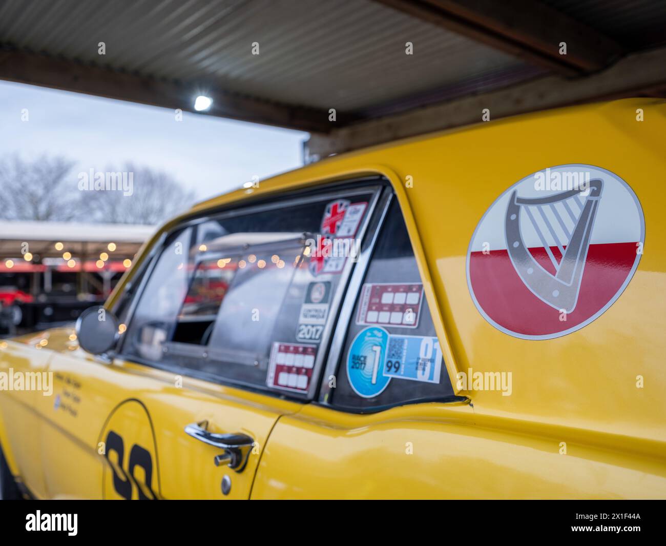 Aprile 2024 - dettaglio Ford Mustang con il simbolo della casa al 81° incontro dei membri a Goodwood Foto Stock