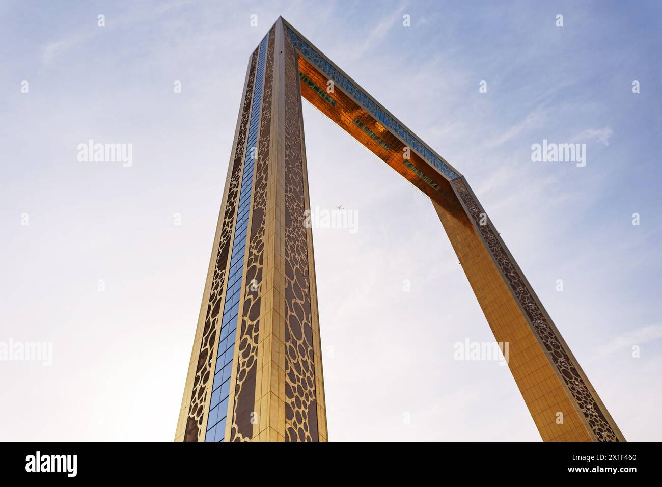Incredibile edificio Golden Frame a Dubai in Un giorno di sole Foto Stock