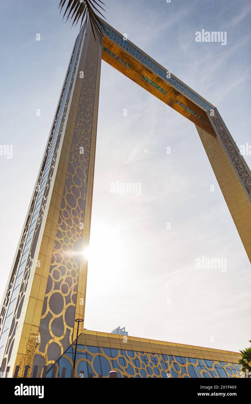 Splendida struttura Golden Gate a Dubai al tramonto Foto Stock