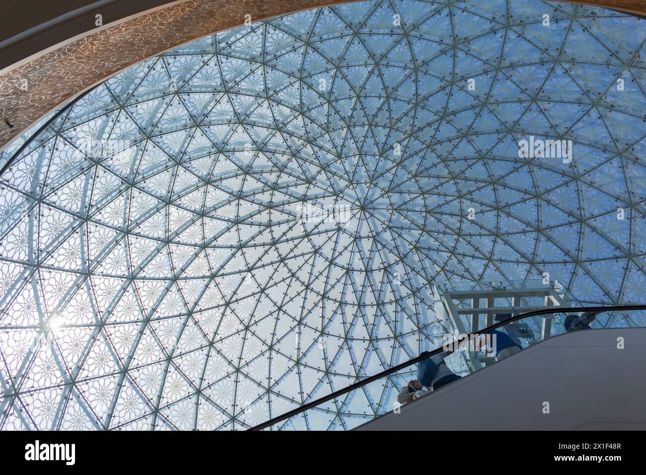 Incredibile ingresso con motivo a spirale Fractal a cupola di vetro Alla grande Moschea dello Sceicco Zayed ad Abu Dhabi. Forme e struttura Foto Stock