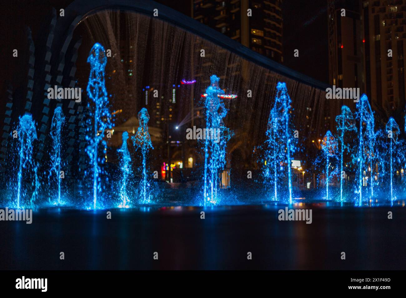 Fontana colorata con spruzzi di notte ad Abu Dhabi Foto Stock