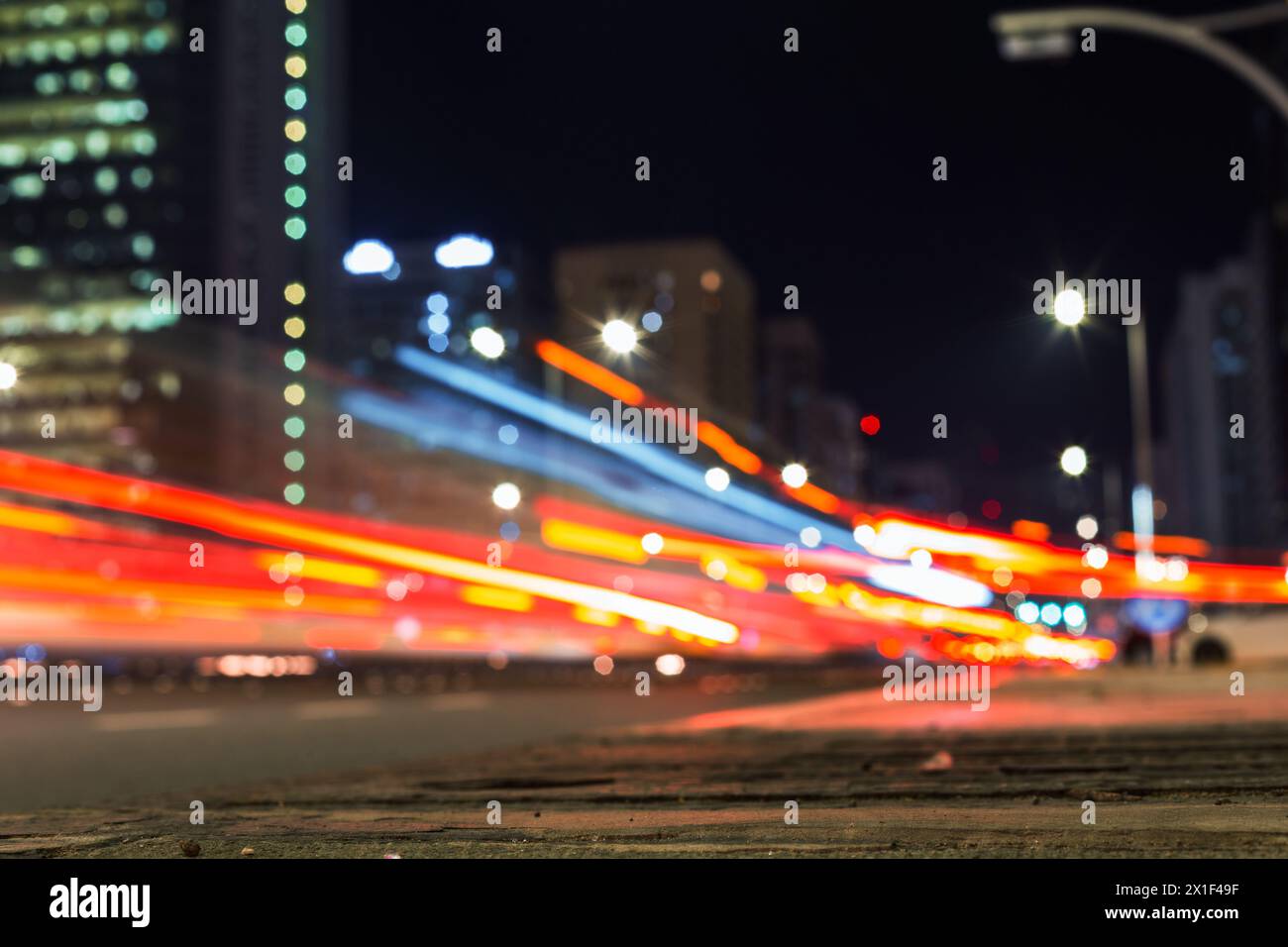 Strada con luci di notte, sfondo bokeh Urban. Città e luci rosse. Strada Foto Stock