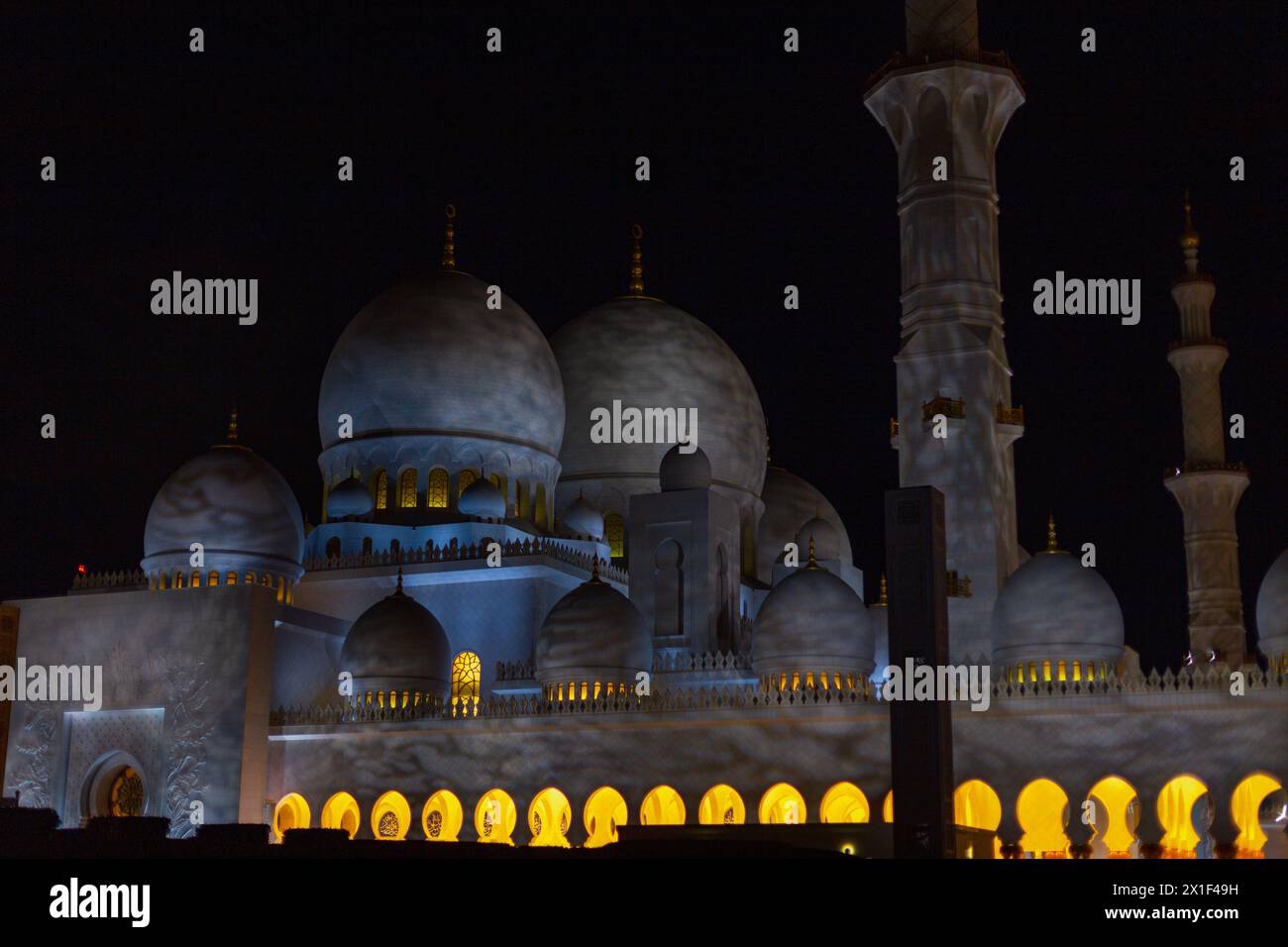 Bellissima moschea con luci di notte Foto Stock