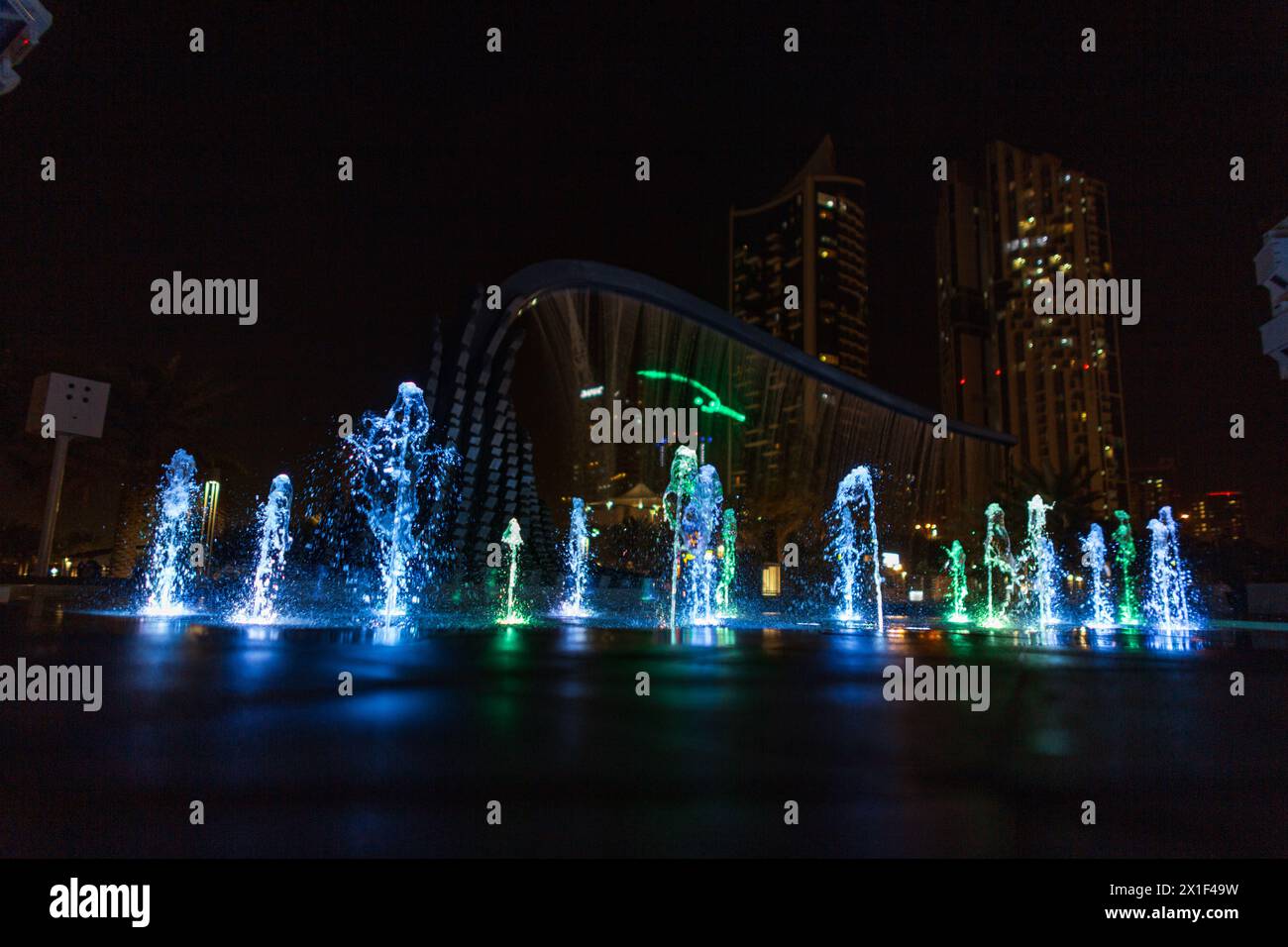 Splendida fontana colorata con spruzzi di notte Foto Stock
