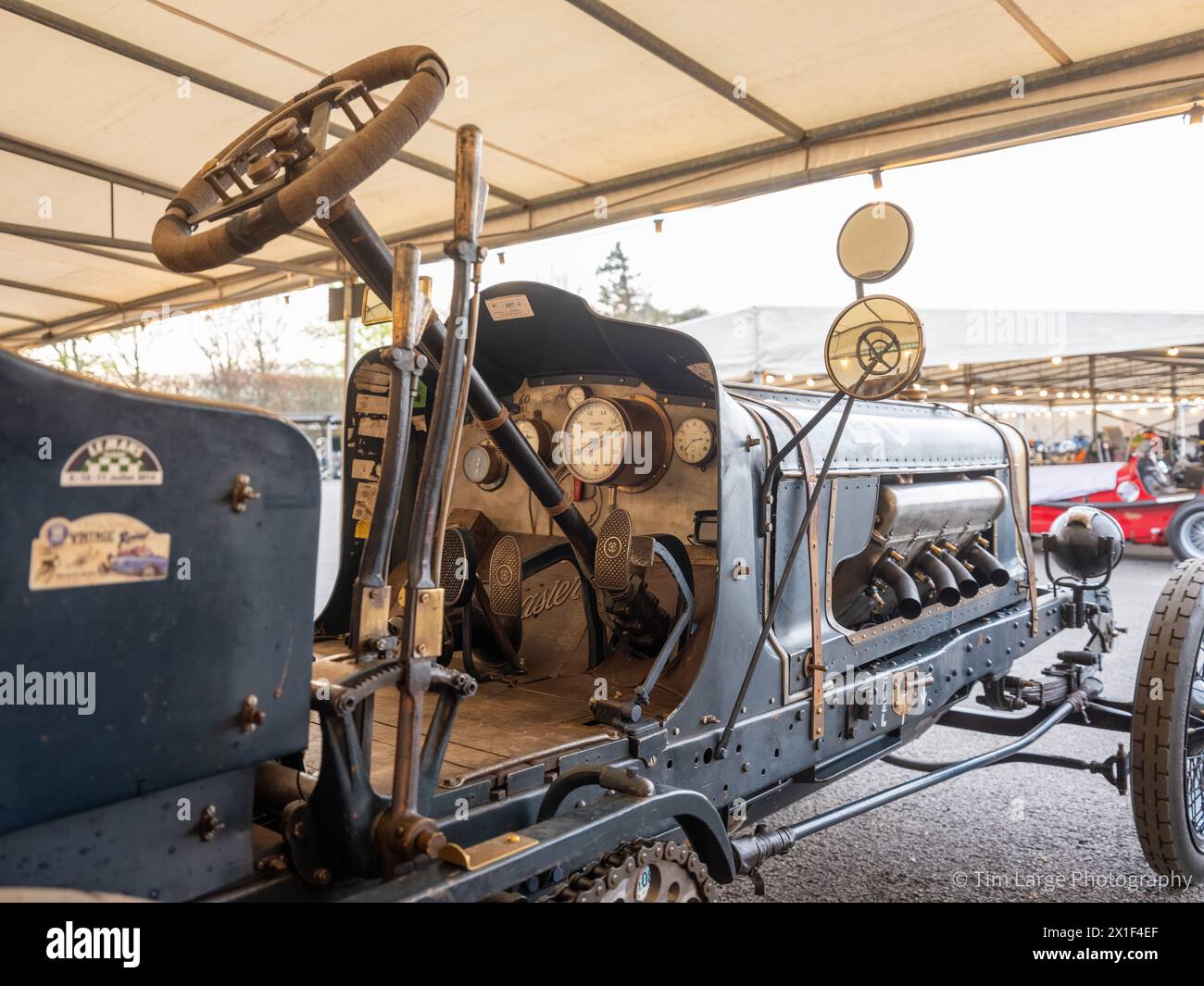 Aprile 2024 - Dettagli dell'abitacolo con volante nel paddock al 81° incontro dei membri a Goodwood Foto Stock