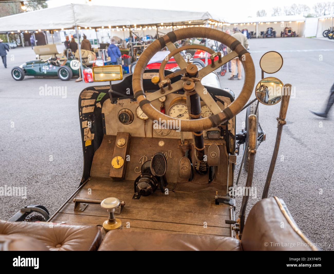 Aprile 2024 - Dettagli dell'abitacolo con volante e quattro pedali nel paddock al 81° incontro dei membri a Goodwood Foto Stock