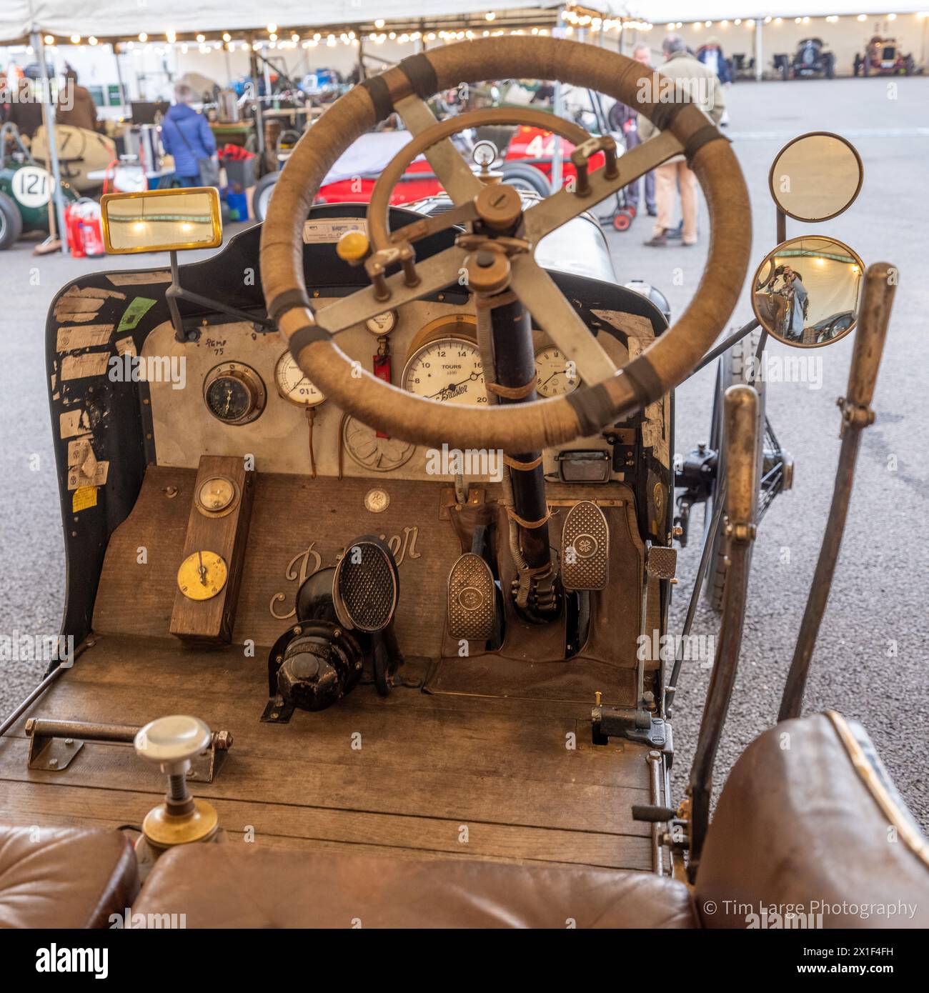 Aprile 2024 - Dettagli dell'abitacolo con volante e quattro pedali nel paddock al 81° incontro dei membri a Goodwood Foto Stock