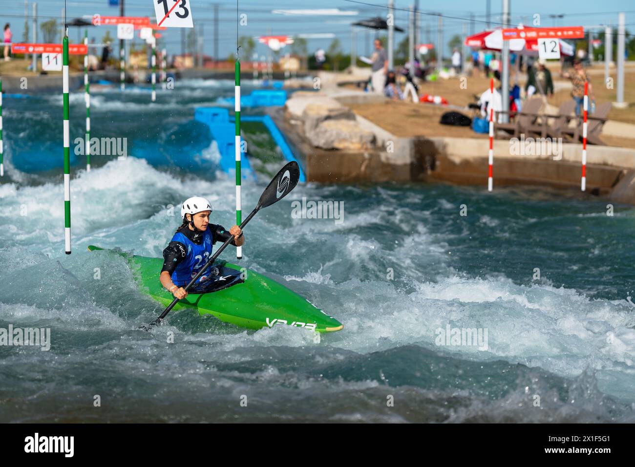 La concorrente femminile gareggia durante le prove a squadre olimpiche di kayak del 2024 al Montgomery Whitewater Park di Montgomery, Alabama, USA. Foto Stock