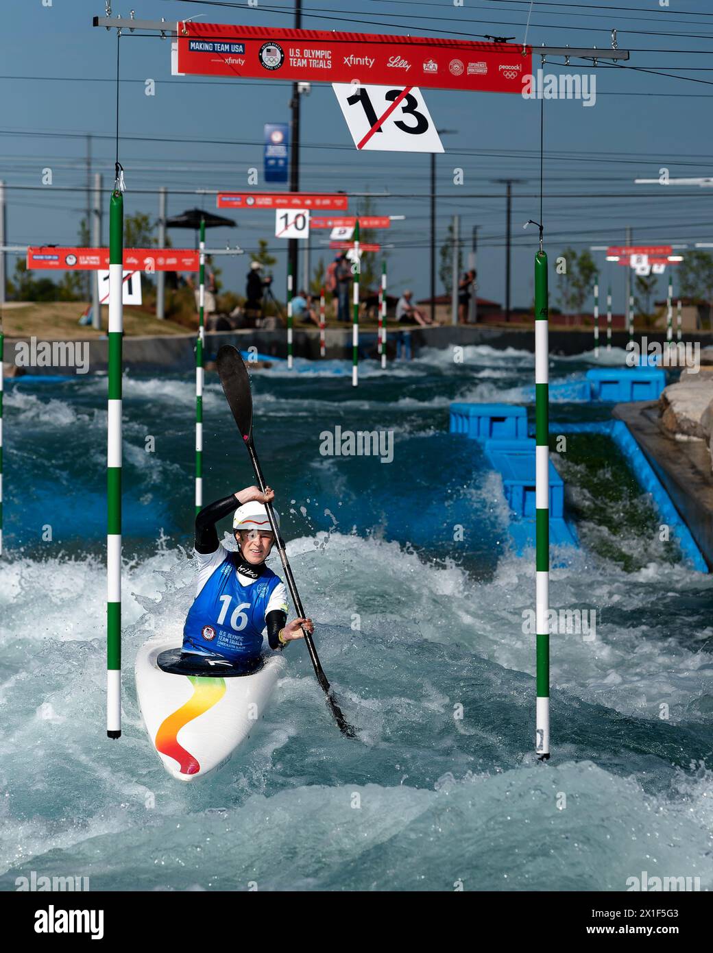 Isabella Altman gareggia durante le prove a squadre olimpiche di kayak del 2024 al Montgomery Whitewater Park di Montgomery, Alabama, USA. Foto Stock