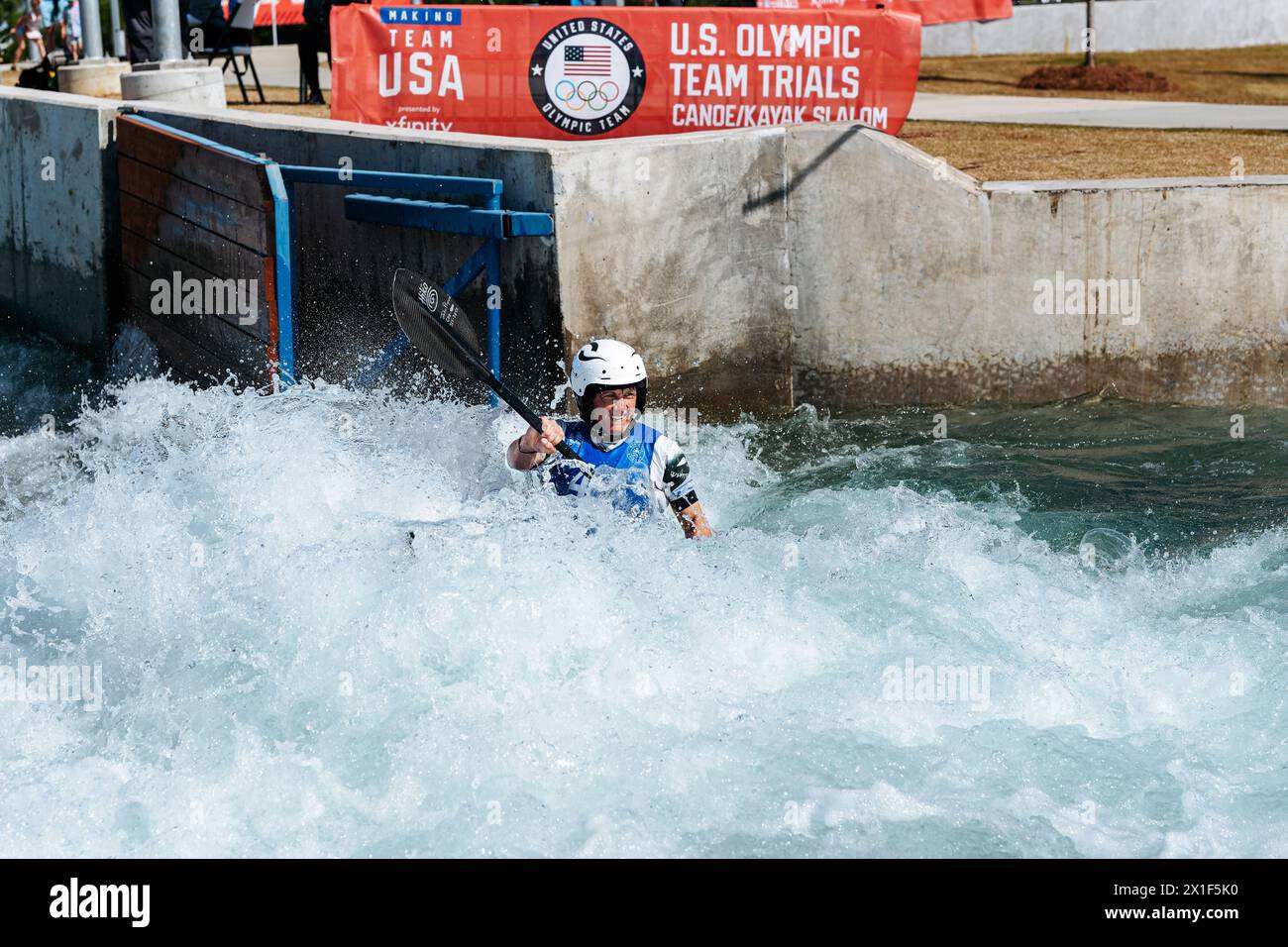 Il concorrente maschile gareggia durante le prove a squadre olimpiche di kayak del 2024 al Montgomery Whitewater Park di Montgomery, Alabama, USA. Foto Stock