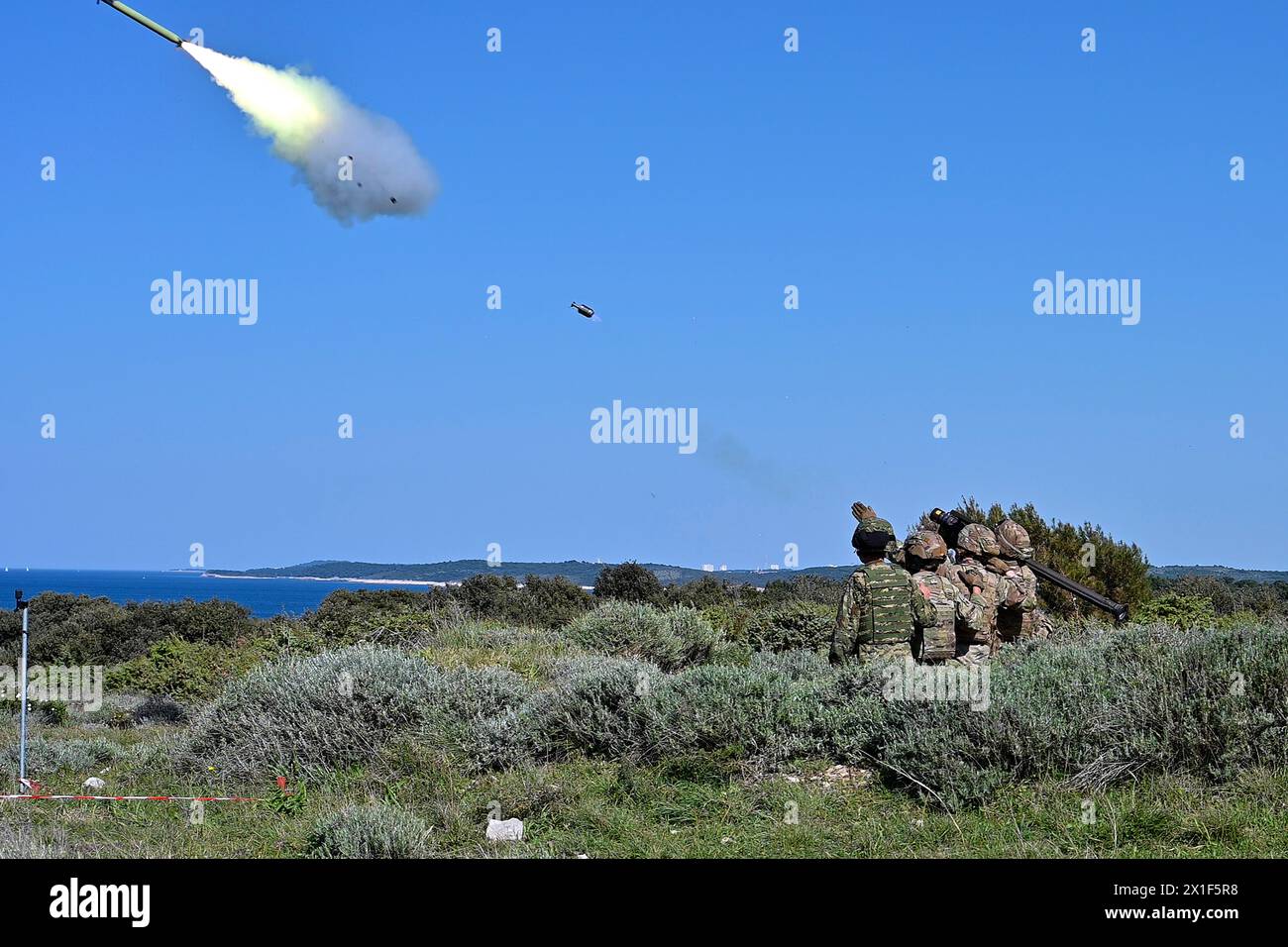 I paracadutisti dell'esercito degli Stati Uniti della 173rd Airborne Brigade e i soldati di Charlie Battery, 1st Battalion, 57th Air Defense Artillery Regiment, sparano un FIM-92 Stinger durante l'Exercise Shield 24, 12 aprile 2024 a Pola, Croazia. Questo evento annuale rafforza le capacità di difesa aerea croata contro le minacce a bassa e media altitudine. Affiancato da partner internazionali, tra cui le forze armate polacche, slovene e francesi, l'esercitazione enfatizza le tattiche di difesa aerea e gli scontri a fuoco vivo. La 173rd Airborne Brigade è la forza di risposta alle emergenze dell'Esercito degli Stati Uniti in Europa, pronta a schierare Swif Foto Stock