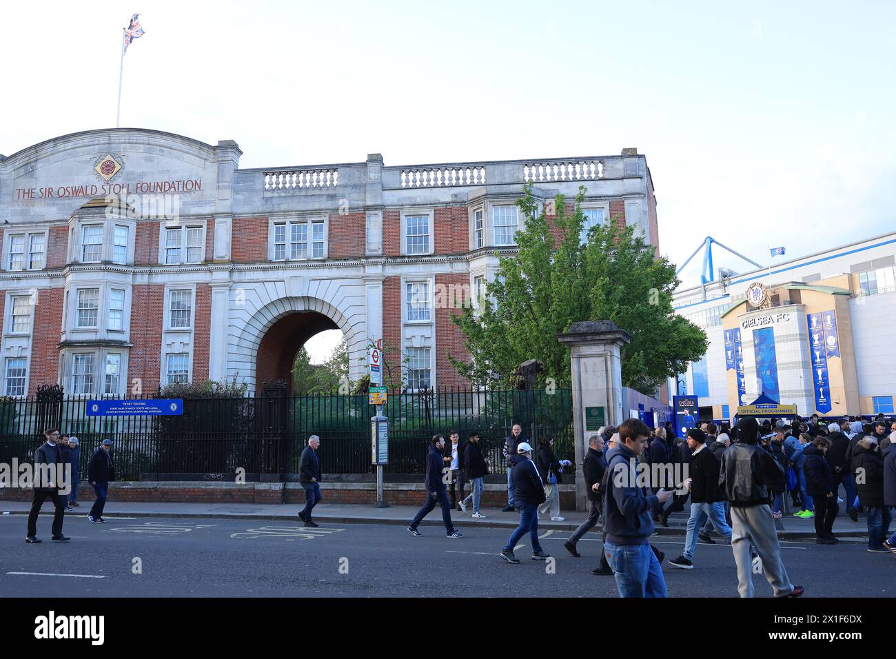 Londra, Regno Unito. 15 aprile 2024. Una vista generale all'esterno dello stadio che mostra il vicino sito della Fondazione Sir Oswald Stoll durante la partita di Premier League allo Stamford Bridge, Londra. Il credito per immagini dovrebbe essere: Paul Terry/Sportimage Credit: Sportimage Ltd/Alamy Live News Foto Stock