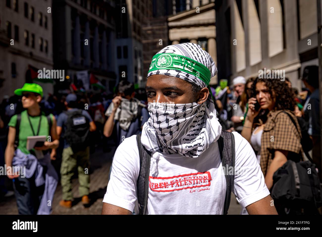 New York, Stati Uniti. 15 aprile 2024. Manifestanti pro-palestinesi e un piccolo gruppo di manifestanti israeliani verbalmente e fisicamente si esibiscono durante eventi in competizione al di fuori della Borsa di New York (NYSE). (Foto di Michael Nigro/Pacific Press) credito: Pacific Press Media Production Corp./Alamy Live News Foto Stock