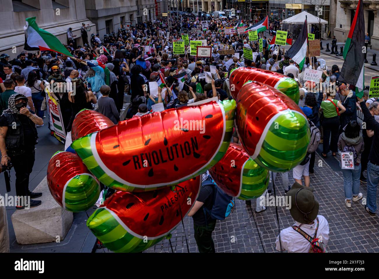 New York, Stati Uniti. 15 aprile 2024. NEW YORK, NEW YORK - 15 APRILE: Manifestanti pro-palestinesi e un piccolo gruppo di manifestanti israeliani verbalmente e fisicamente si esibiscono durante eventi in competizione al di fuori della Borsa di New York (NYSE). (Foto di Michael Nigro/Pacific Press) credito: Pacific Press Media Production Corp./Alamy Live News Foto Stock