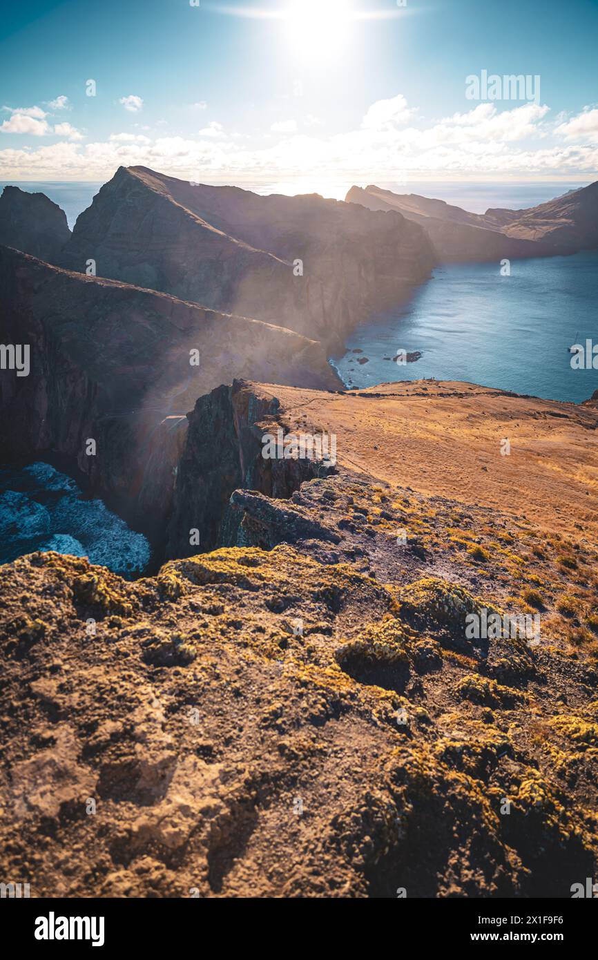 Descrizione: Vista distante dei turisti che camminano su un'isola vulcanica nell'Oceano Atlantico, al mattino. São Lourento, Isola di Madeira, Portogallo, Euro Foto Stock