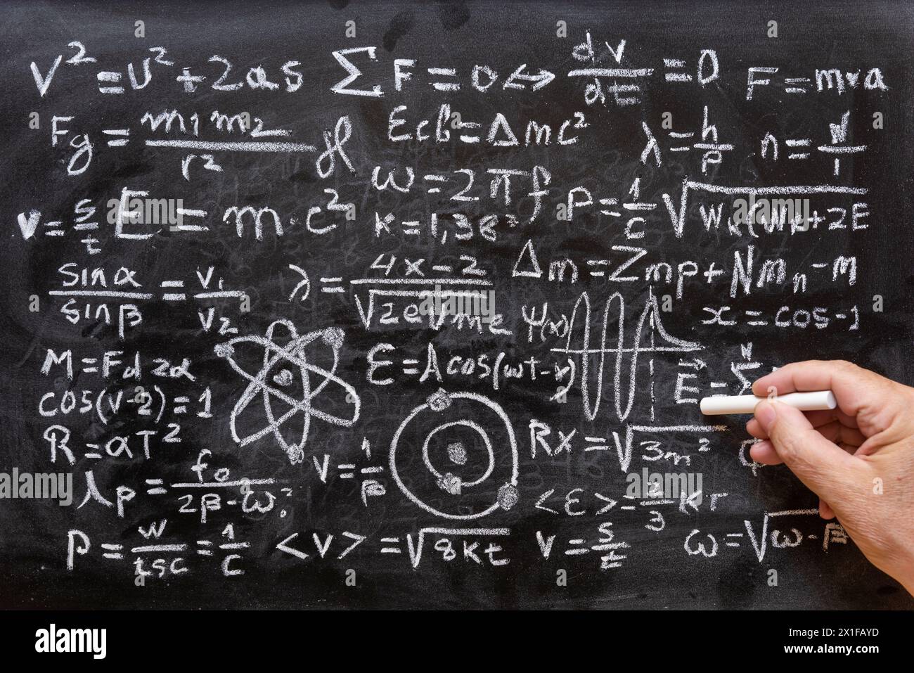 Operaciones matemáticas y formule de física cuántica escritas con una tiza en la pizarra Foto Stock