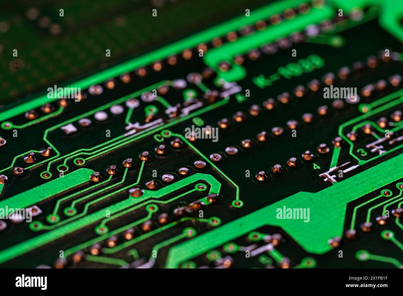 Detalle de múltiples de circuitos impresos de una placa electrónica de color verde Foto Stock