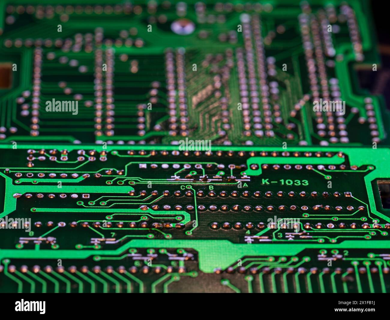 Detalle de múltiples de circuitos impresos de una placa electrónica de color verde Foto Stock