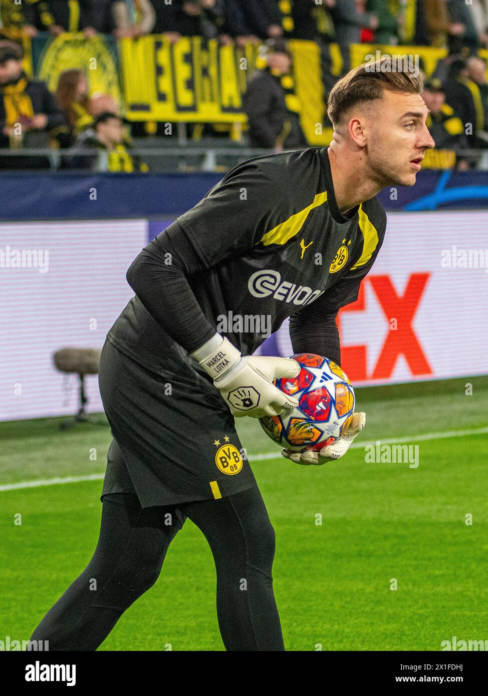 Dortmund, Renania settentrionale-Vestfalia, Germania. 16 aprile 2024. Il portiere di riserva MARCEL LOTKA (35) si scalda prima della partita di UEFA Champions League tra il Borussia Dortmund e l'Atletico Madrid nel BVB Stadion Dortmund a Dortmund, Renania settentrionale-Vestfalia, Germania, il 16 aprile 2024. (Credit Image: © Kai Dambach/ZUMA Press Wire) SOLO PER USO EDITORIALE! Non per USO commerciale! Foto Stock