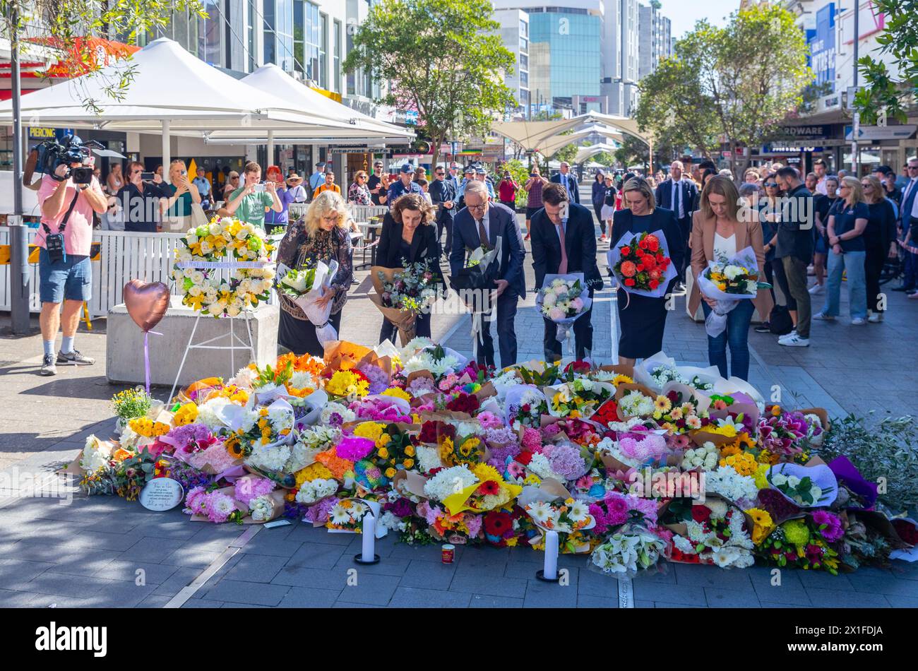Sydney, Australia. 14 aprile 2024. Il primo ministro australiano Anthony Albanese partecipa a una corona deposta nel centro commerciale Bondi Junction per le vittime dell'attacco con coltello di Joel Cauchi nel centro commerciale Westfield Bondi Junction avvenuto sabato 13 aprile 2024. Cauchi, 40 anni, che soffriva di problemi di salute mentale, è morto sulla scena dopo essere stato colpito dalla polizia. Nella foto (da sinistra a destra): Paula Masselos (sindaco di Waverley), Allegra Spender (deputato per l'elettorato di Wentworth), Anthony Albanese (primo ministro), Chris Minns (Premier del nuovo Galles del Sud), il deputato Coogee Marjorie o'Neill e il deputato per Vaucluse Kellie Sloane. Foto Stock