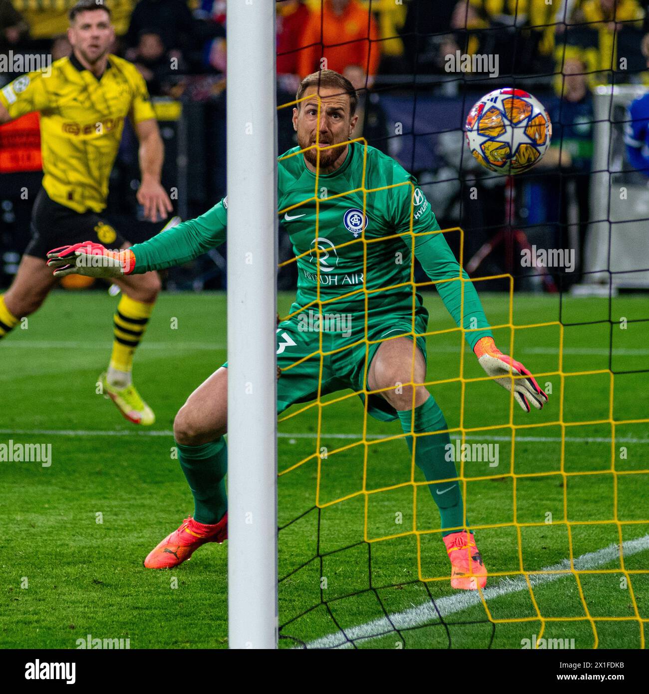 Dortmund, Renania settentrionale-Vestfalia, Germania. 16 aprile 2024. L'Atletico Madrid portiere JAN OBLAK (13, centro) guarda il pallone andare in rete nella partita di UEFA Champions League tra Borussia Dortmund e Atletico Madrid nel BVB Stadion Dortmund a Dortmund, Renania settentrionale-Vestfalia, Germania il 16 aprile 2024. (Credit Image: © Kai Dambach/ZUMA Press Wire) SOLO PER USO EDITORIALE! Non per USO commerciale! Foto Stock