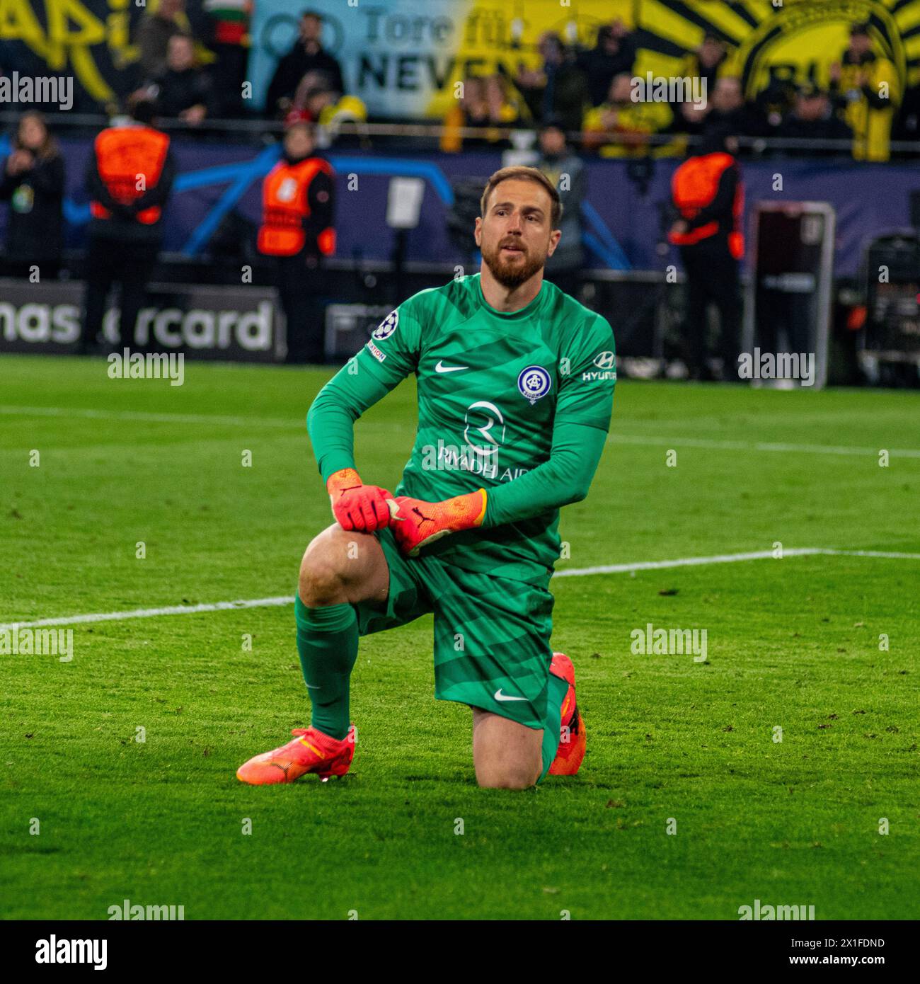 Dortmund, Renania settentrionale-Vestfalia, Germania. 16 aprile 2024. Il portiere dell'Atletico Madrid JAN OBLAK (13) si mette in ginocchio nella partita di UEFA Champions League tra il Borussia Dortmund e l'Atletico Madrid nel BVB Stadion Dortmund a Dortmund, Renania settentrionale-Vestfalia, Germania, il 16 aprile 2024. (Credit Image: © Kai Dambach/ZUMA Press Wire) SOLO PER USO EDITORIALE! Non per USO commerciale! Foto Stock