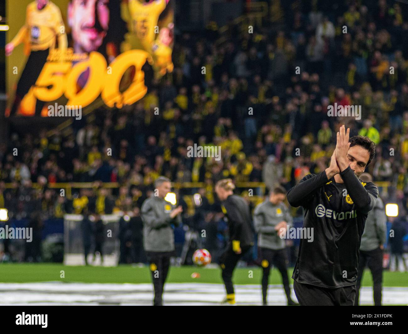 Dortmund, Renania settentrionale-Vestfalia, Germania. 16 aprile 2024. Il difensore del Borussia Dortmund MATS HUMMELS (15, destra) ringrazia i tifosi dopo essere stato riconosciuto per la sua 500esima apparizione con il Borussia Dortmund prima della partita di UEFA Champions League tra il Borussia Dortmund e l'Atletico Madrid nel BVB Stadion Dortmund a Dortmund, Renania settentrionale-Vestfalia, Germania il 16 aprile 2024. (Credit Image: © Kai Dambach/ZUMA Press Wire) SOLO PER USO EDITORIALE! Non per USO commerciale! Foto Stock